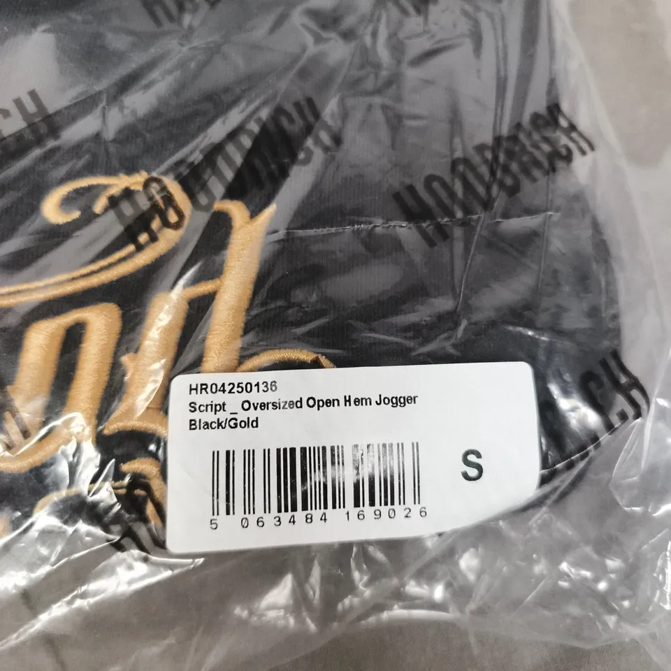 HOODRICH SCRIPT OVERSIZED OPEN HEM JOGGER – BLACK/GOLD, SIZE S