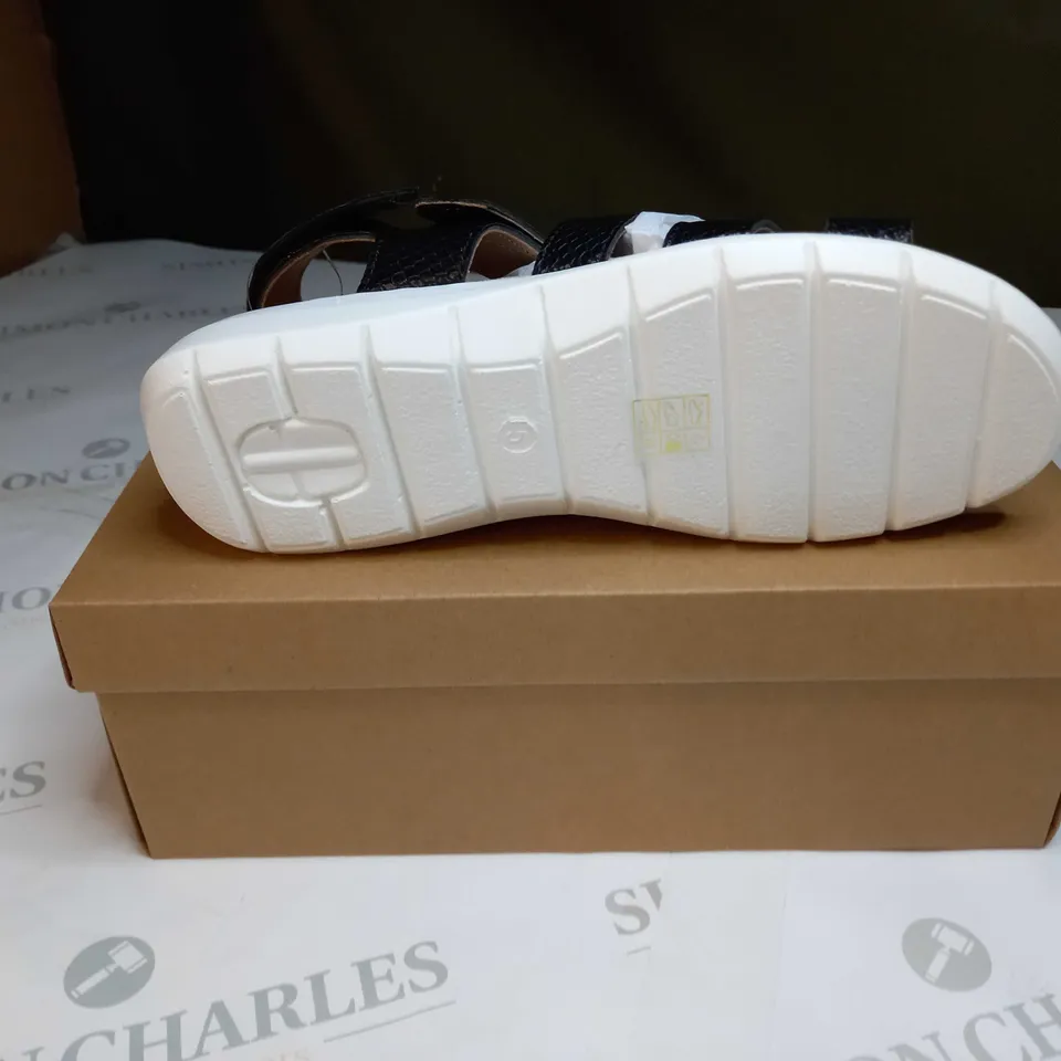 BOXED PAIR OF CUSHION WALK ONE TOUCH CLOSE SANDALS IN BLACK - SIZE 5