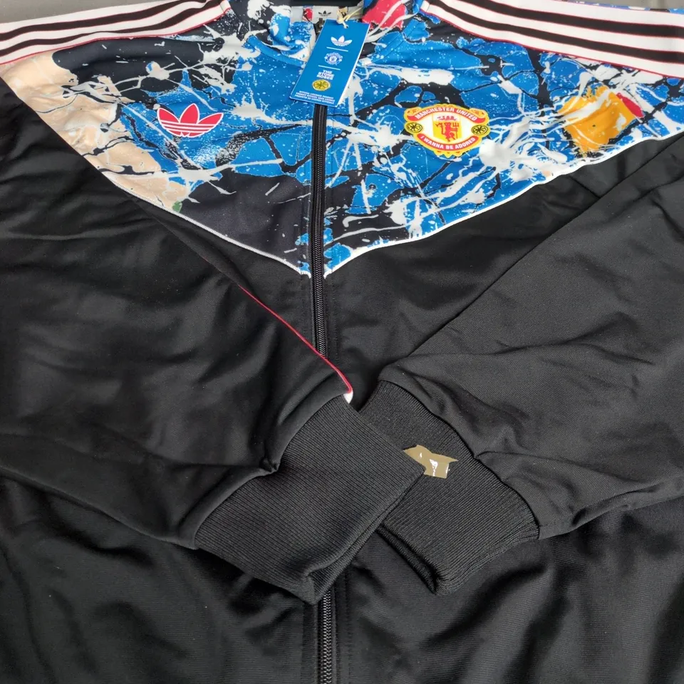 ADIDAS MANCHESTER UNITED TRACK JACKET – BLACK/BLUE, UK L