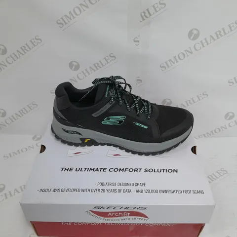BOXED PAIR OF SKETCHERS SIZE 7 BLACK TRAINER 