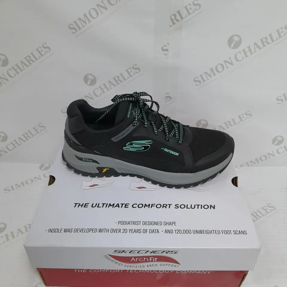 BOXED PAIR OF SKETCHERS SIZE 7 BLACK TRAINER 