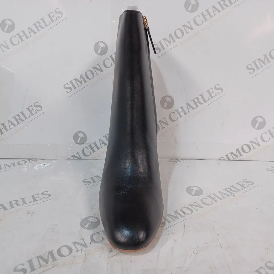 BOXED PAIR OF REISS SOPHIA HEELED CHELSEA BOOTS IN BLACK SIZE 7