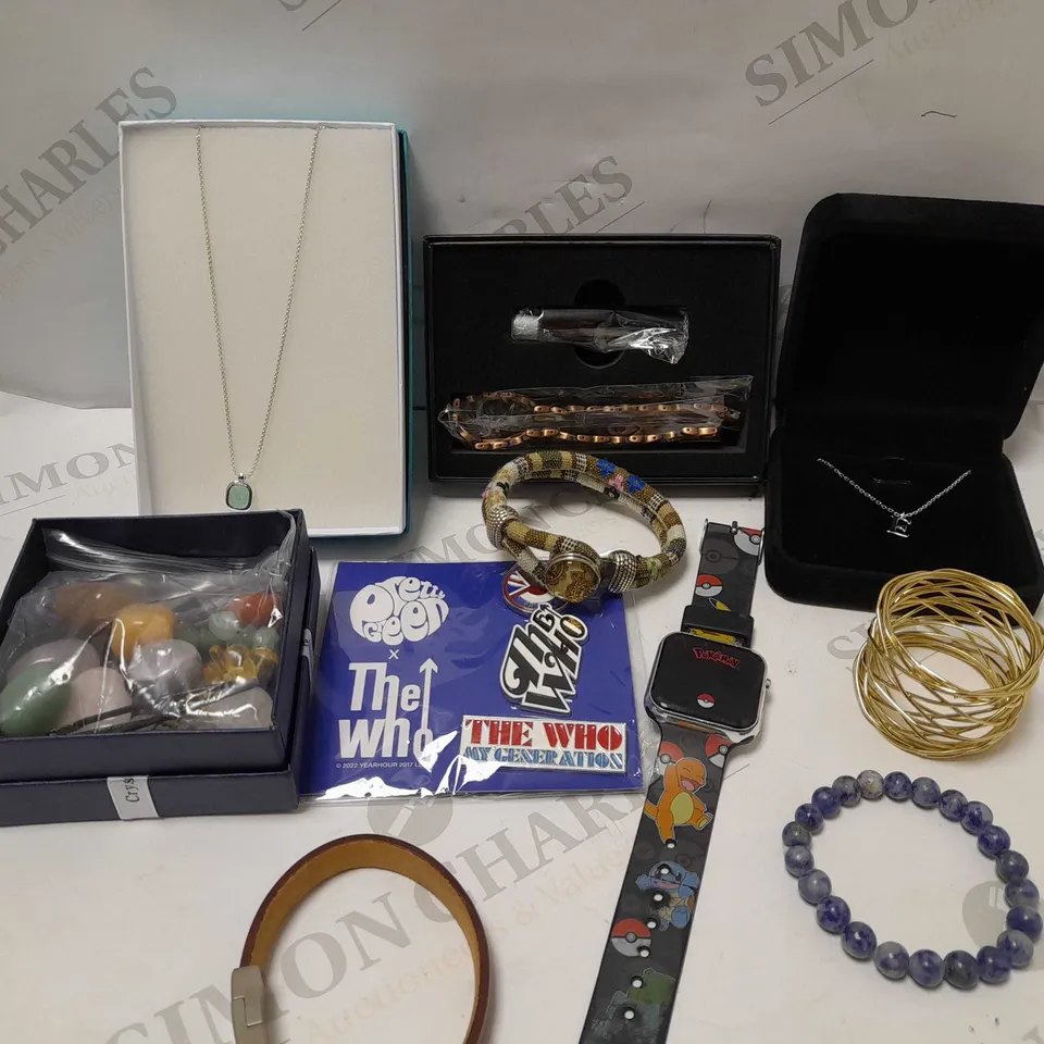 BOX OF APPROX 20 JEWELLERY ITEMS TO INCLUDE PERSONALISED SILVER EFFECT "E" NECKLACE, ESTELLA BARTLETT AMAZONITE CUSHION NECKLACE AND GT DISCOVER WELLNESS MAGNETIC BRACELET