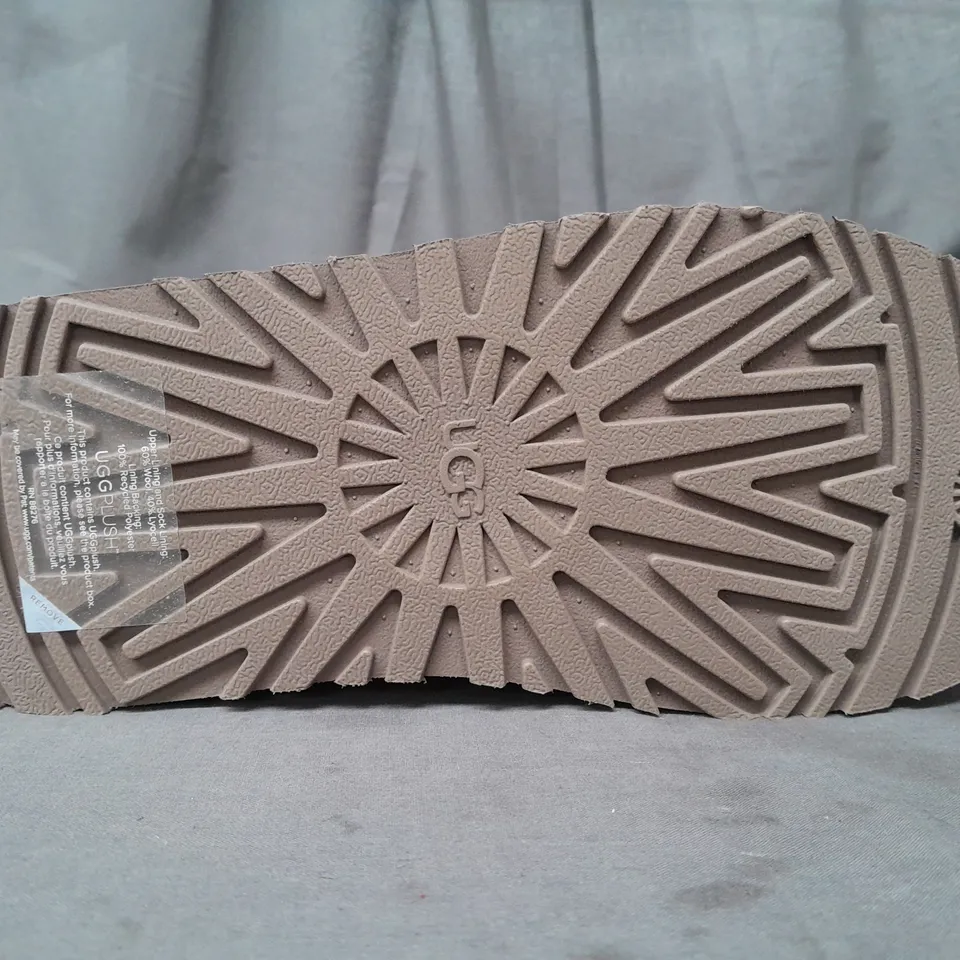 BOXED PAIR OF UGG SHOES IN CHESTNUT UK SIZE 5