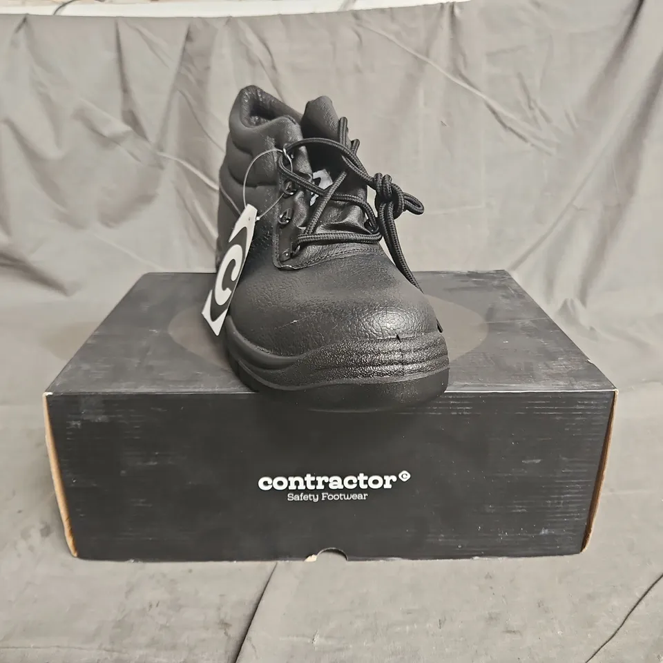 BOXED PAIR OF CONTRACTOR SAFETY BOOTS IN BLACK SIZE UK 12