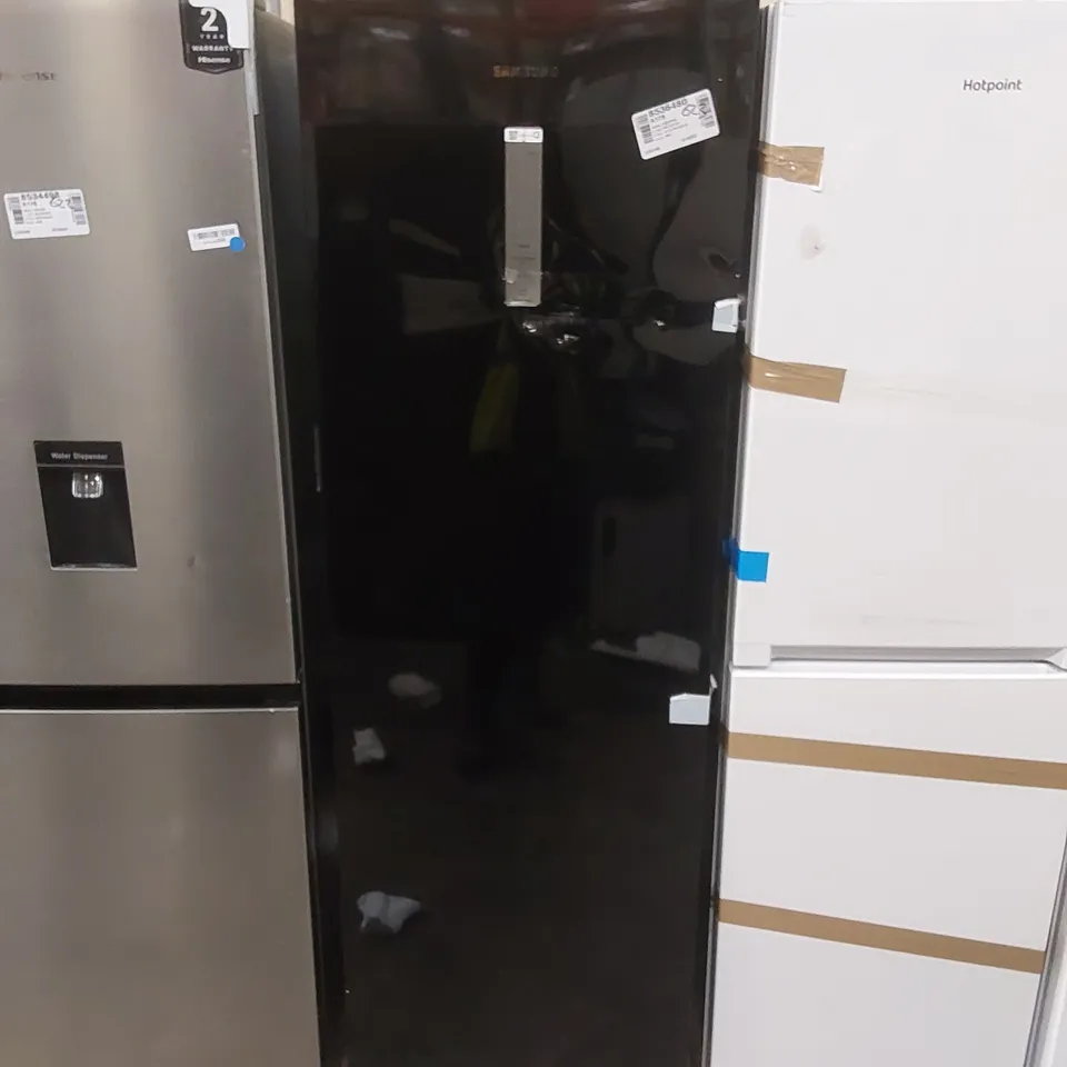 SAMSUNG TALL ONE DOOR FREEZER BLACK, RZ32C7BDEBN/EU - UNPROCESSED RAW RETURN