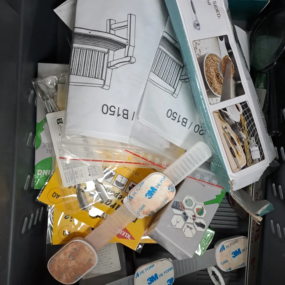APPROXIMATELY 15 ASSORTED HOUSEHOLD ITEMS TO INCLUDE HOSE ATTACHMENT, STAPLES, CLEANING WIPES ETC 