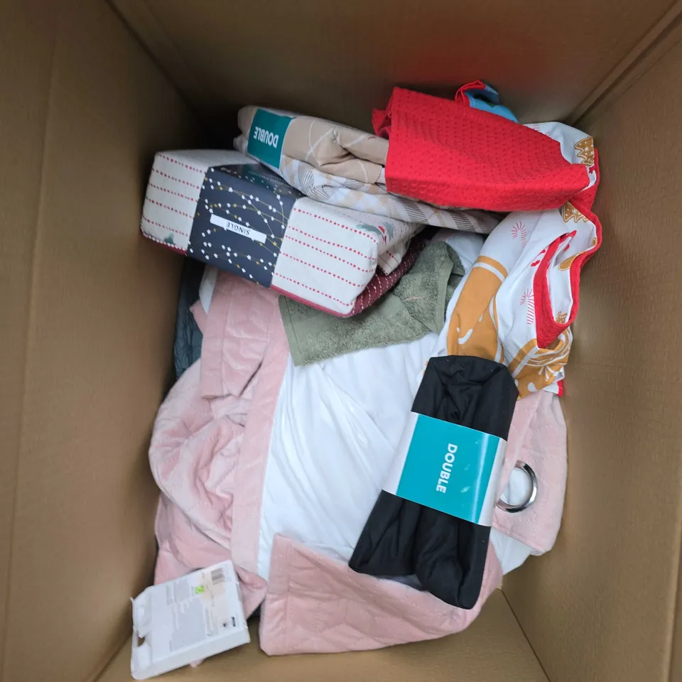 APPROXIMATELY 15 ASSORTED HOUSEHOLD PRODUCTS TO INCLUDE FITTED SHEETS, DUVET SETS, BLANKETS ETC 