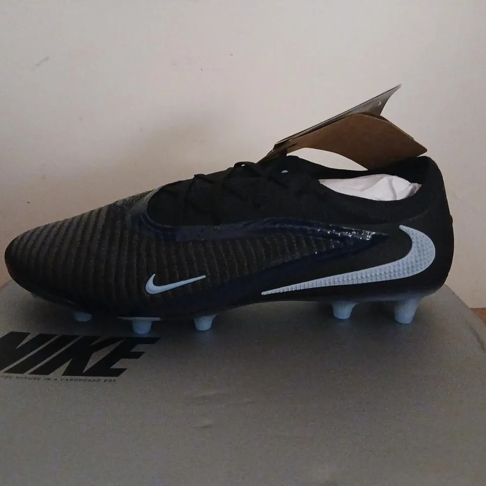 NIKE PHANTOM ELITE AG FOOTBALL BOOTS – BLACK/BLUE, UK 8 (EU 42.5) 