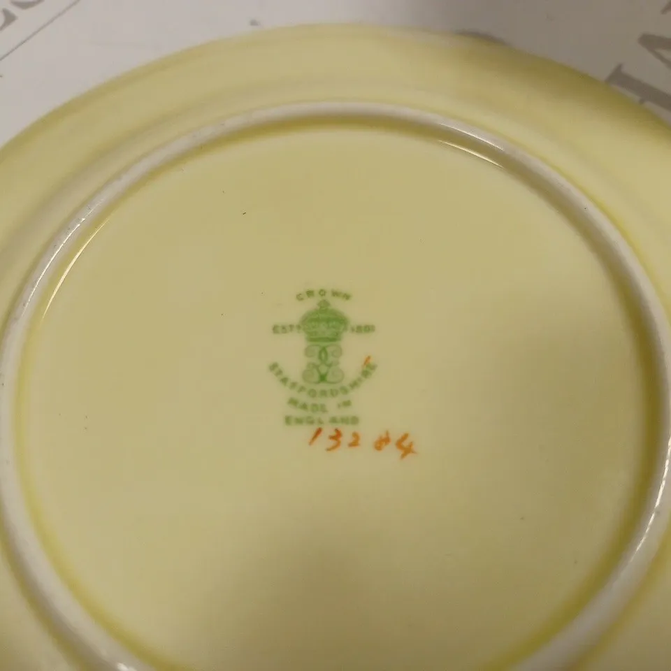 LOT OF ASSORTED COOKWARE TO INCLUDE FRUIT BOWL AND CUP AND SAUCERS