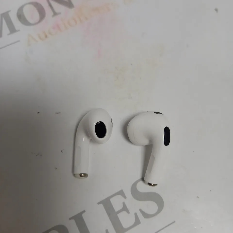 BOXED BLEUTOOTH EARBUDS - WHITE. 