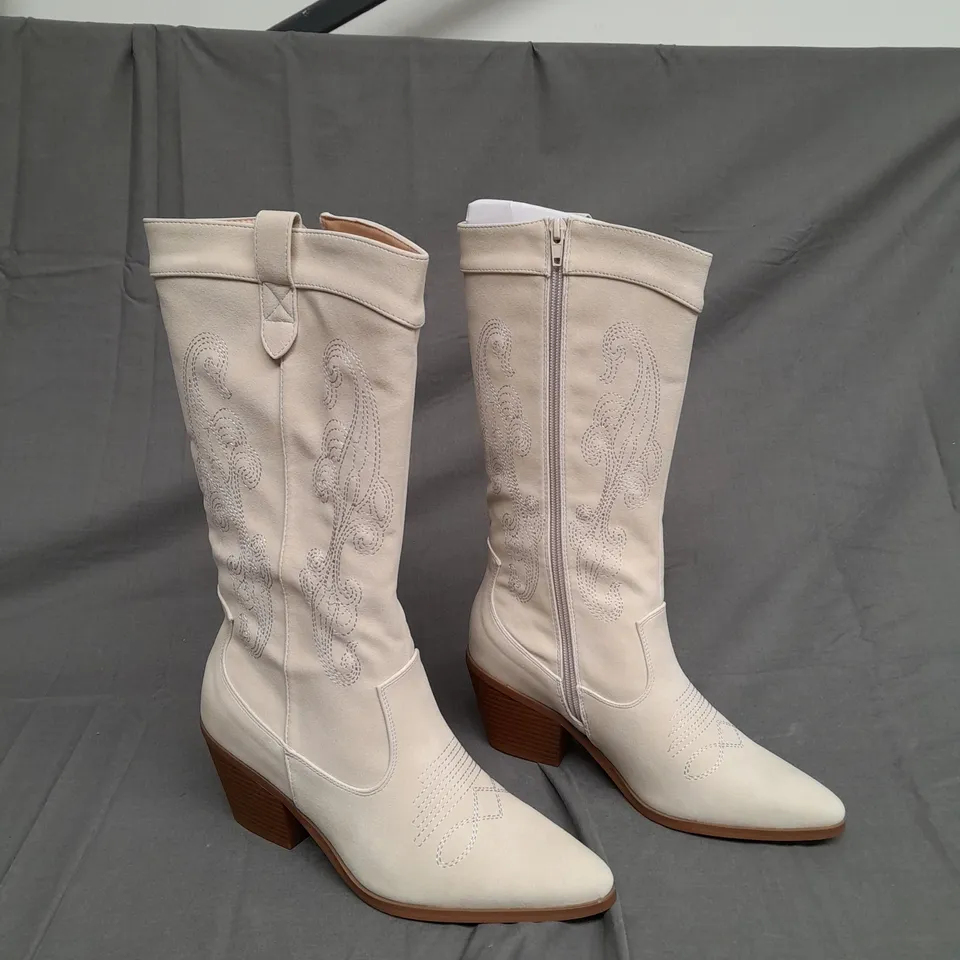 BOXED PAIR OF GLAMOROUS OFF WHITE LADIE BOOT SIZE UK 5