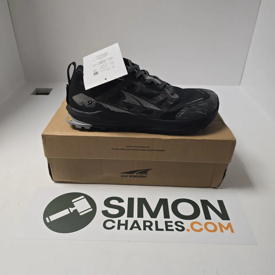 BOXED PAIR OF ALTRA AND WANDER M LONE PEAK 9+ AW TRAINERS - UK 9