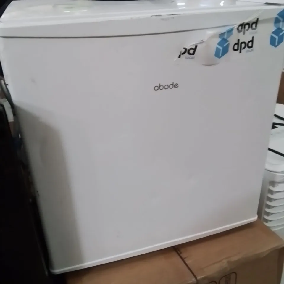 BOXED ABODE TABLE TOP MINI FREEZER WHITE FREESTANDING 31 LITRE CAPACITY WITH REVERSIBLE DOOR, 4 STAR FREEZER RATING, ADJUSTABLE FEET & 1 WIRE SHELF ATTFZ0E1W