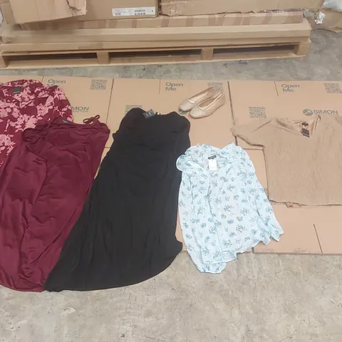 PALLET CONTAINING APPROXIMATELY 475x BRAND NEW ASSORTED DESIGNER CLOTHING ITEMS INCLUDING: JD WILLIAMS SHOES, TOPS, DRESSES ECT