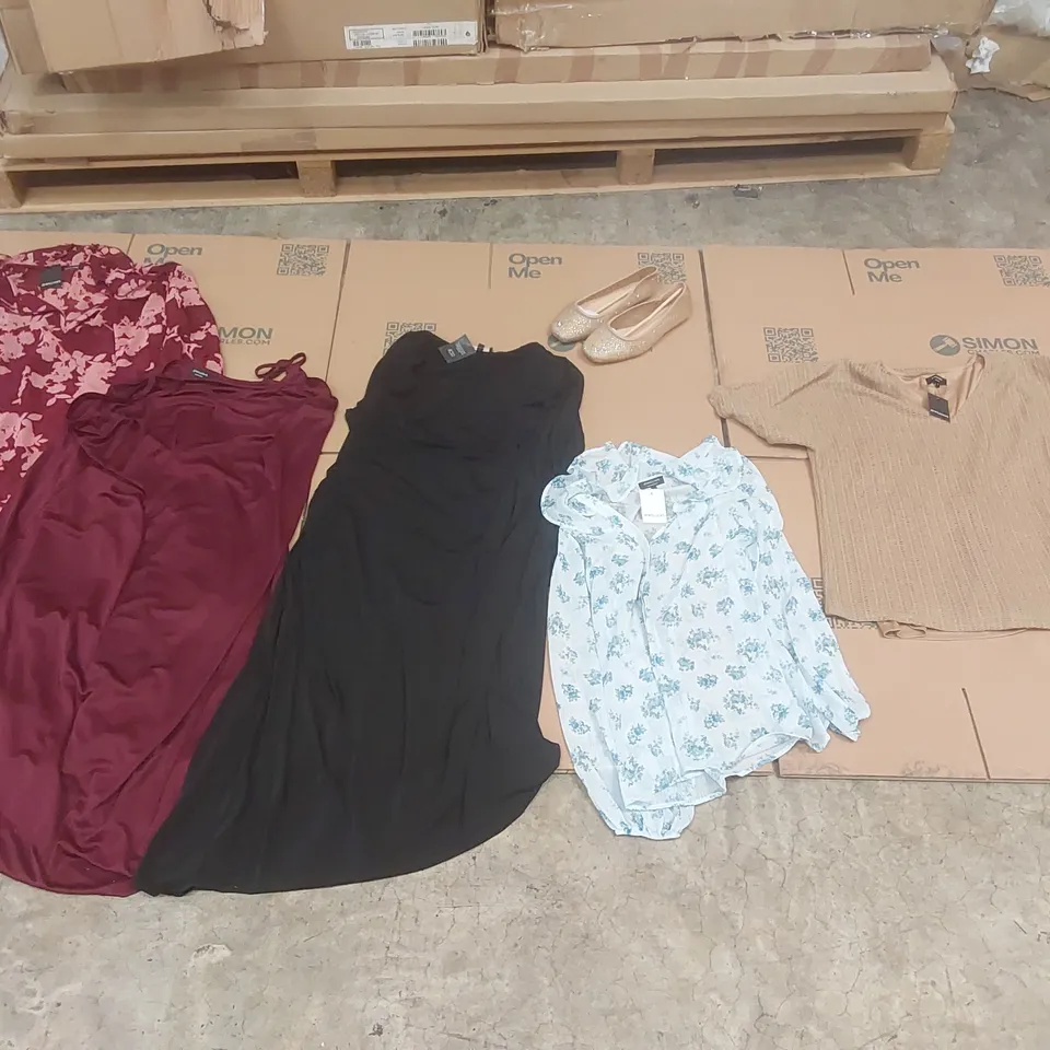 PALLET CONTAINING APPROXIMATELY 475x BRAND NEW ASSORTED DESIGNER CLOTHING ITEMS INCLUDING: JD WILLIAMS SHOES, TOPS, DRESSES ECT