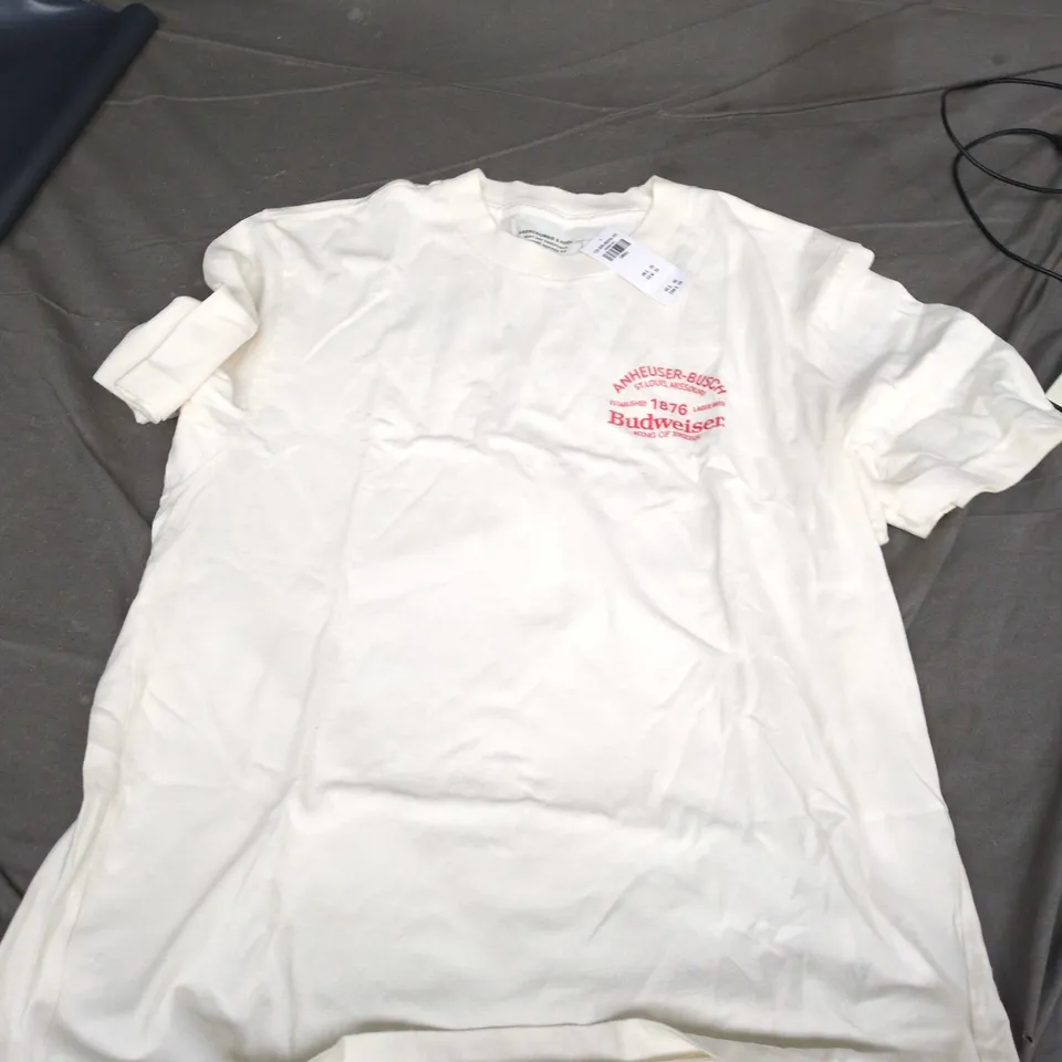 ABERCROMBIE & FITCH WHITE T‑SHIRT WITH BUDWEISER GRAPHIC – SIZE S