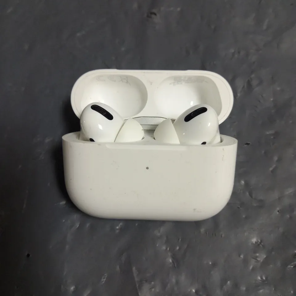 PAIR OF APPLE AIRPODS PRO IN WHITE