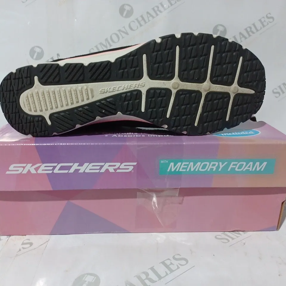 BOXED PAIR OF SKETCHERS GRATIS TRAINERS IN BLACK SIZE 8