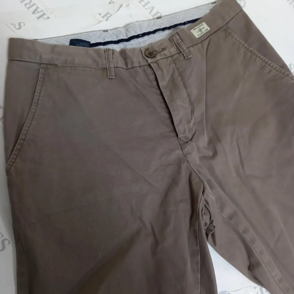 TOMMY HILFIGER BROWN TROUSERS - 32/32