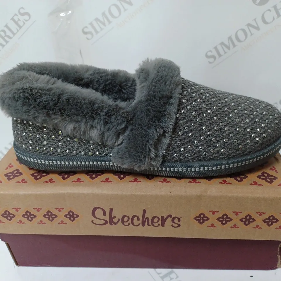 BOXED PAIR OF SKECHERS COZY SLIPPERS - CHARCOAL - UK SIZE 3.5