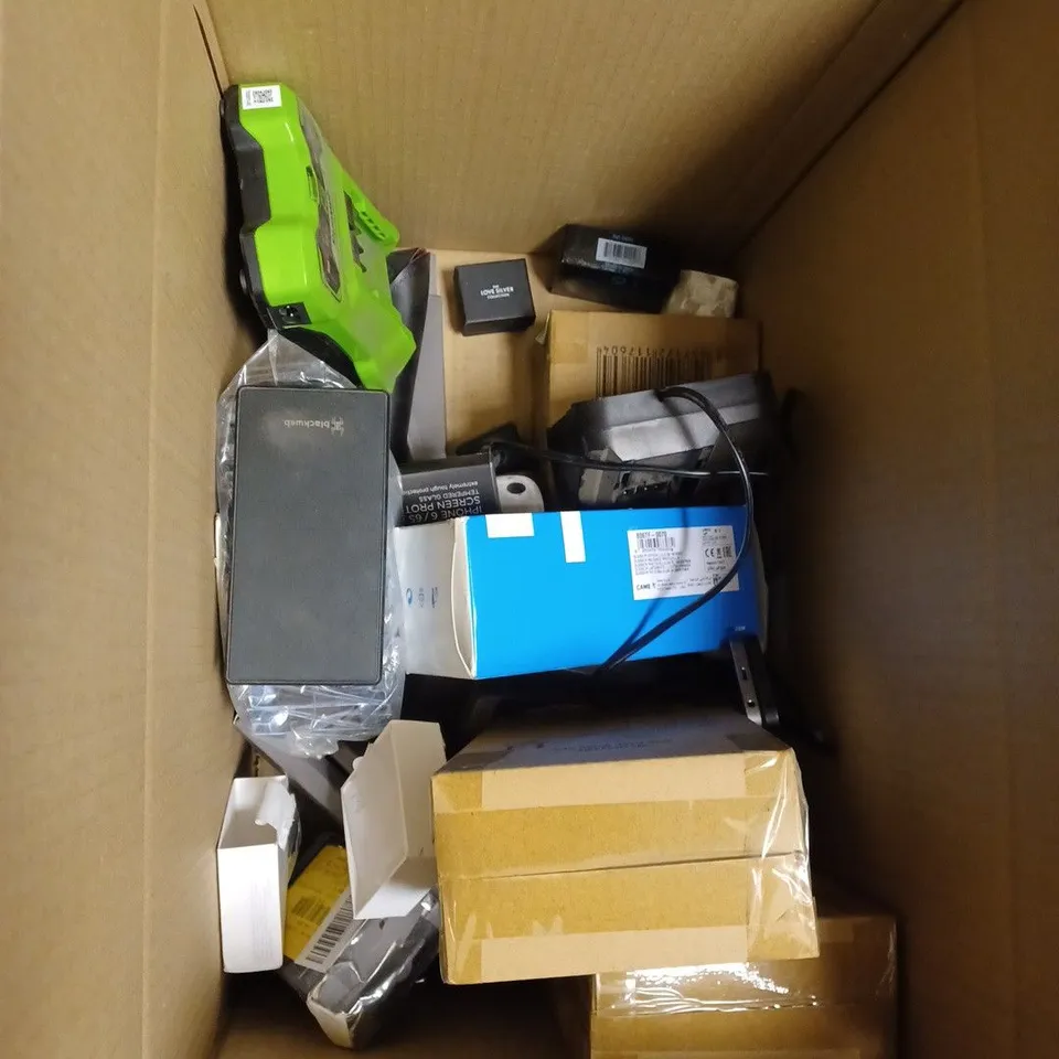 APPROXIMATELY 20 ASSORTED ITEMS TO INCLUDE JEWELLERY BOX. SCREEN PROTECTOR AND COMPUTER MOUSE