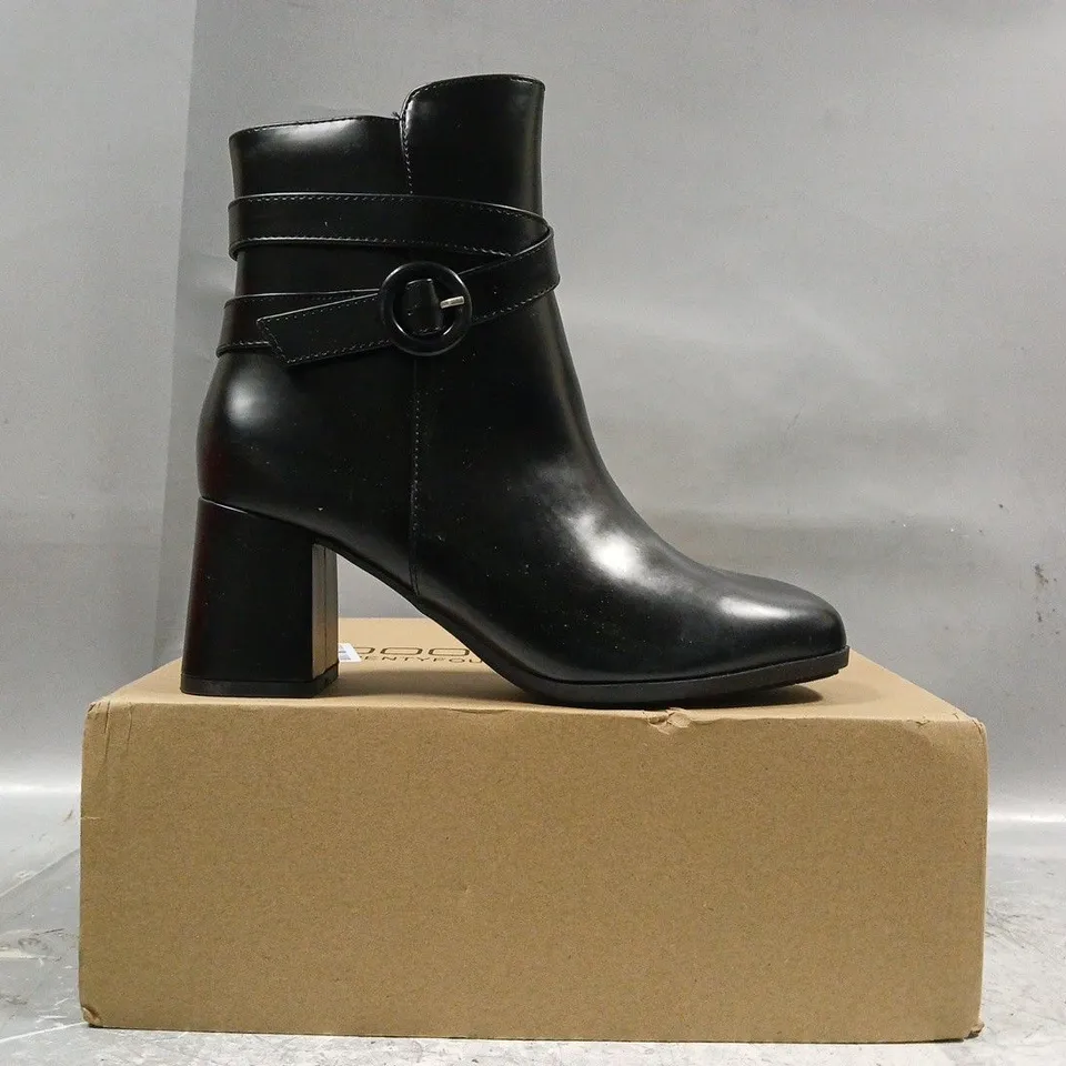 BOXED PAIR OF BOOHOO BLOCK HEEL ANKLE BOOTS IN BLACK SIZE EU 37