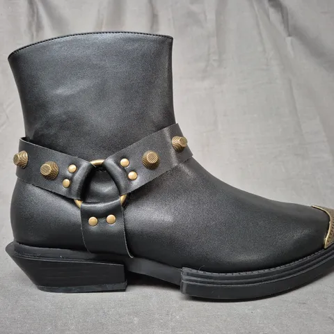 BOXED PAIR OF KOI SOULRENDER MEN'S HARDWARE COWBOY BOOTS IN BLACK/ANTIQUE BRONZE UK SIZE 11
