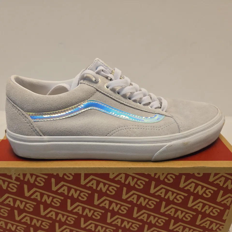 BOXED PAIR OF VANS OLD SKOOL SNEAKERS – UK SIZE 7