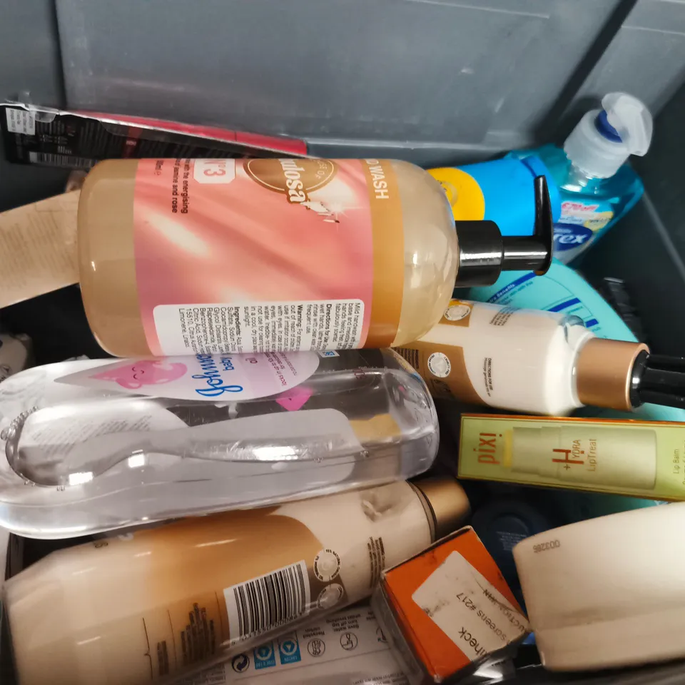 APPROXIMATELY 15 ASSORTED HEALTH & BEAUTY PRODUCTS TO INCLUDE RHODE , FRAGRANCES AND INTIM WASH