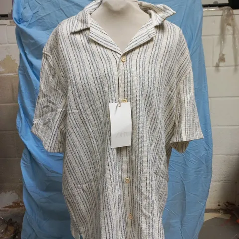 ZARA SHORT SLEEVE BUTTON-UP SHIRT IN CREAM/BLUE/BLACK SIZE MEDIUM