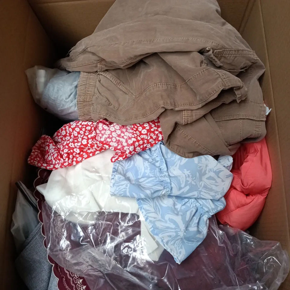 BOX OF APPROXIMATELY 25 ASSORTED CLOTHING ITEMS TO INCLUDE CARGO PANTS, RED/WHITE LADIES TOP, STRIPEY JUMPER ETC