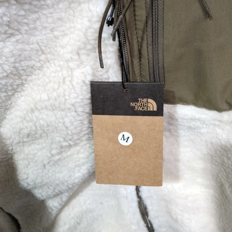THE NORTH FACE MEN'S WHITE SHERPA FLEECE JACKET WITH OLIVE CHEST POCKET – SIZE M