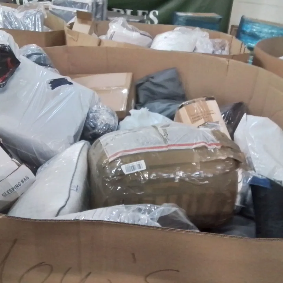 PALLET CONTAINING LARGE QUANTITY OF PILLOWS