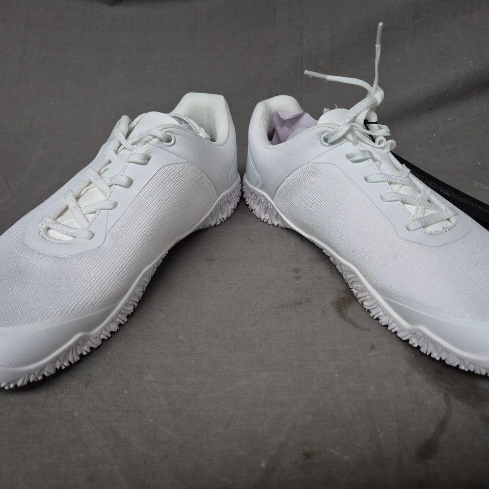 BOXED PAIR OF AVANCUS SHOES IN WHITE EU SIZE 45