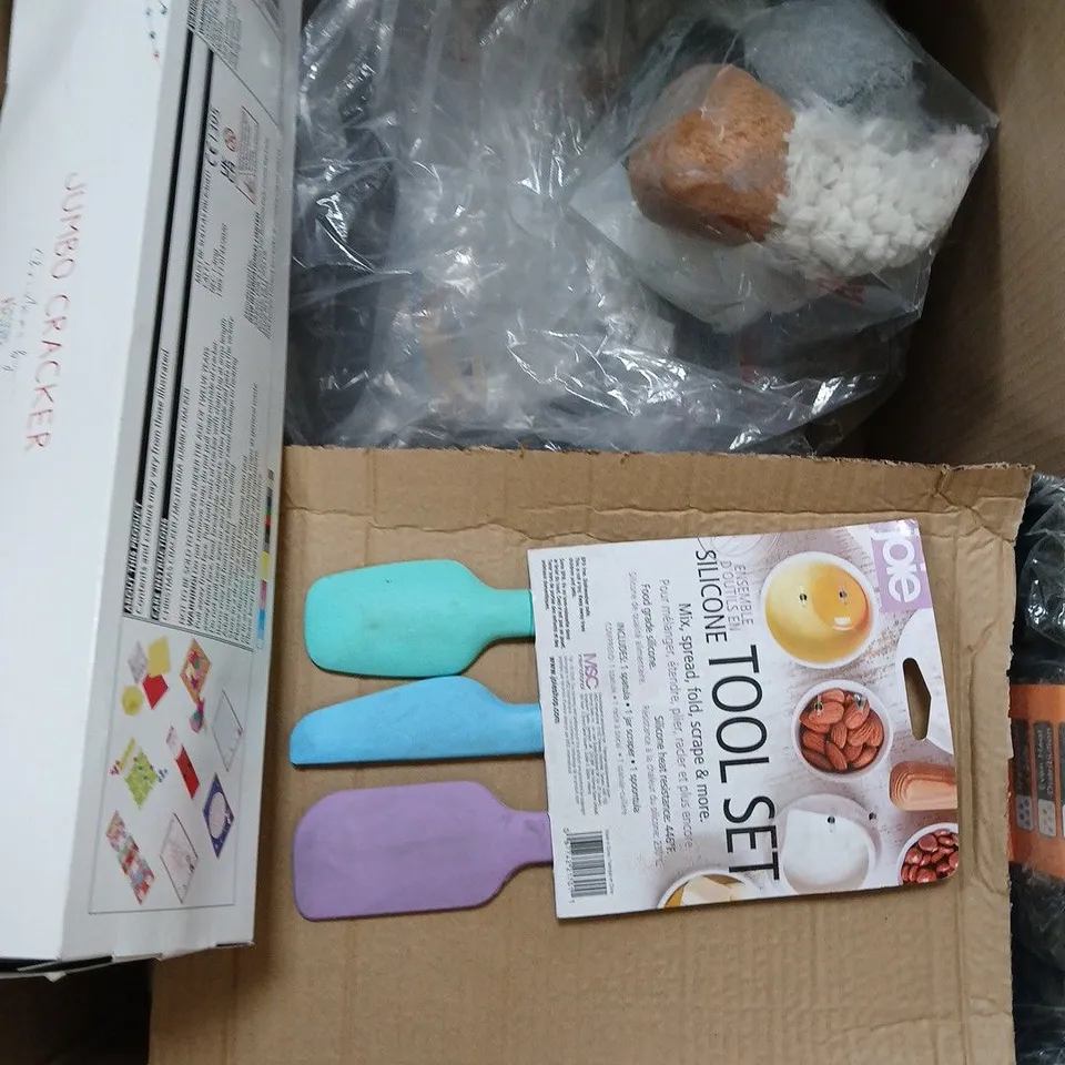BOX OF APPROX 12 ASSORTED ITEMS TO INCLUDE - HOT WHEELS TOY - CUSHION - ROASTING TRAY - ETC