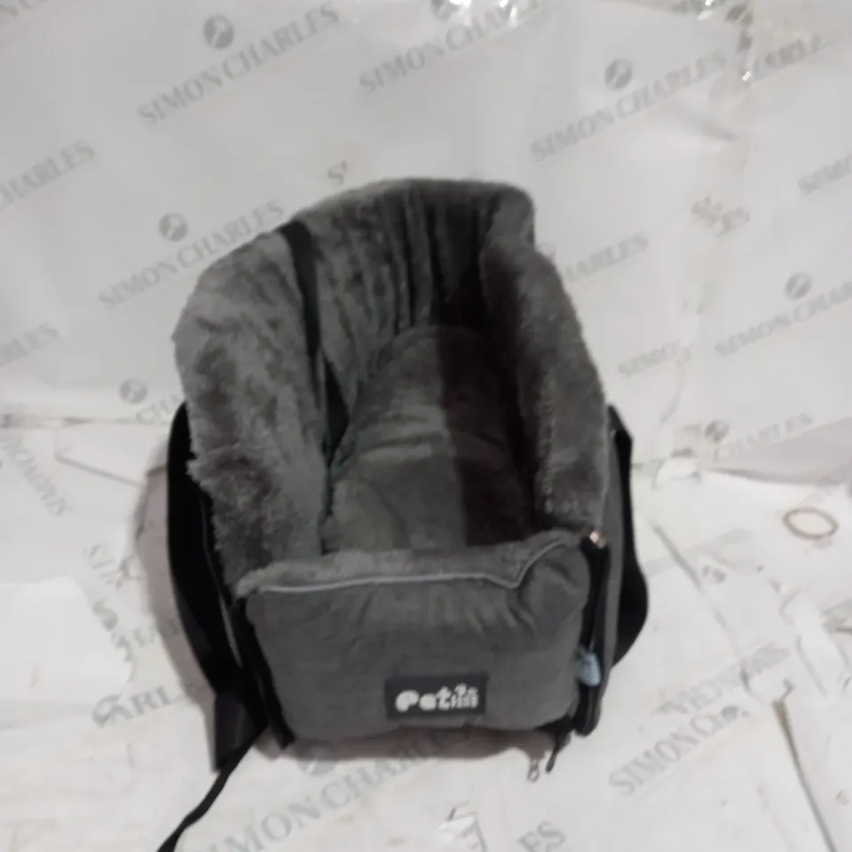 BOX OF ASSORTED HOUSEHOLD ITEMS TO INCLUDE GLASSES, WALL PAPER, HANDBAGS ETC 