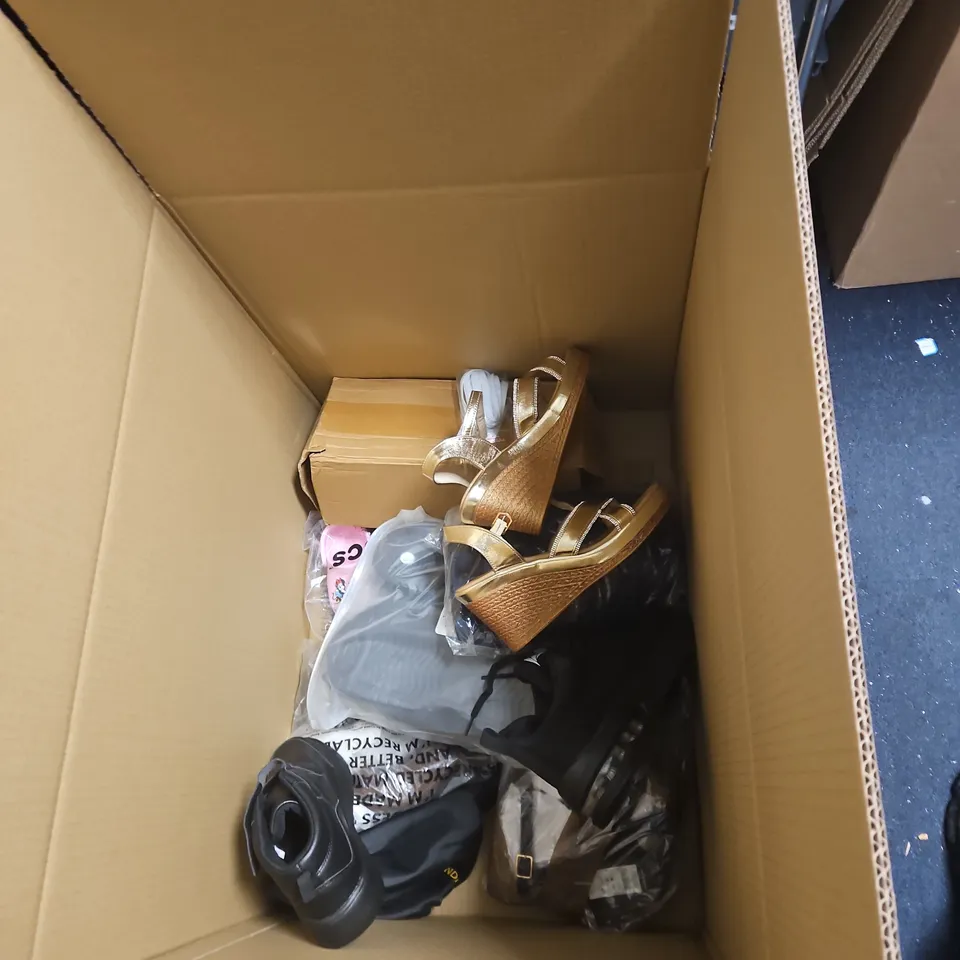 APPROXIMATELY 20 ITEMS OF MIXED FOOTWEAR LOT: MEN'S BROWN LEATHER OXFORD DRESS SHOES AND WOMEN'S SANDALS (GOLD METALLIC HEELS & LIME EMBELLISHED SLIDES)