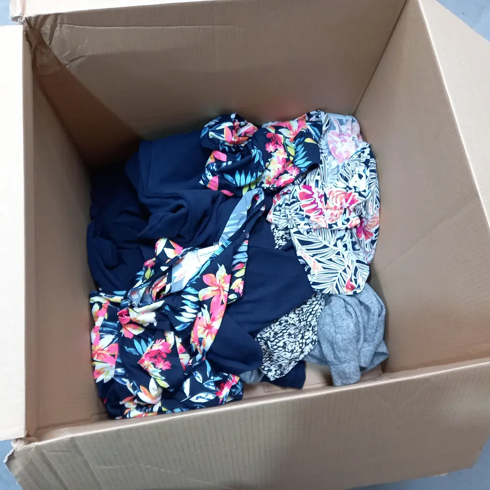 26 ASSORTED ITEMS OF LADIES CLOTHING TO INCLUDE: RUTH LANGSFORD, KIM&CO 