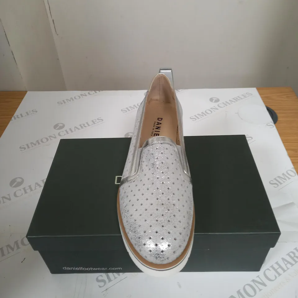 BOXED DANIEL OCCASSSIONAL SHOES SIZE 39