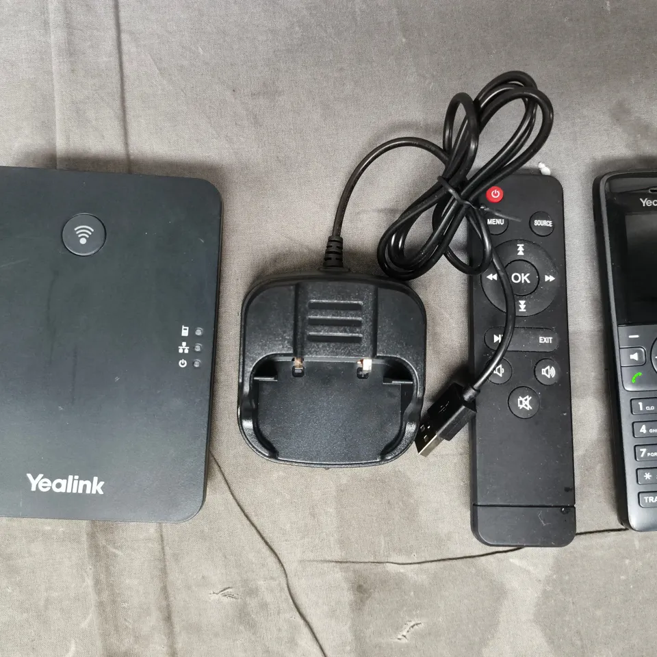 APPROXIMATELY 8 ASSORTED HOUSEHOLD ITEMS TO INCLUDE YEALINK PHONE, VARIOUS CABLES AND PLUGS, ETC