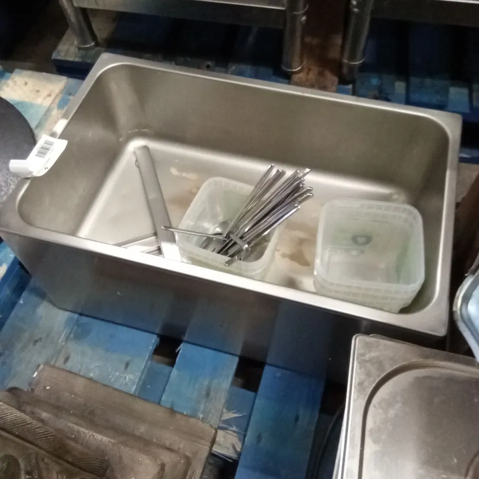 PALLET OF ASSORTED CATERING PRODUCTS AND EX-RESTERAUNT DECOR
