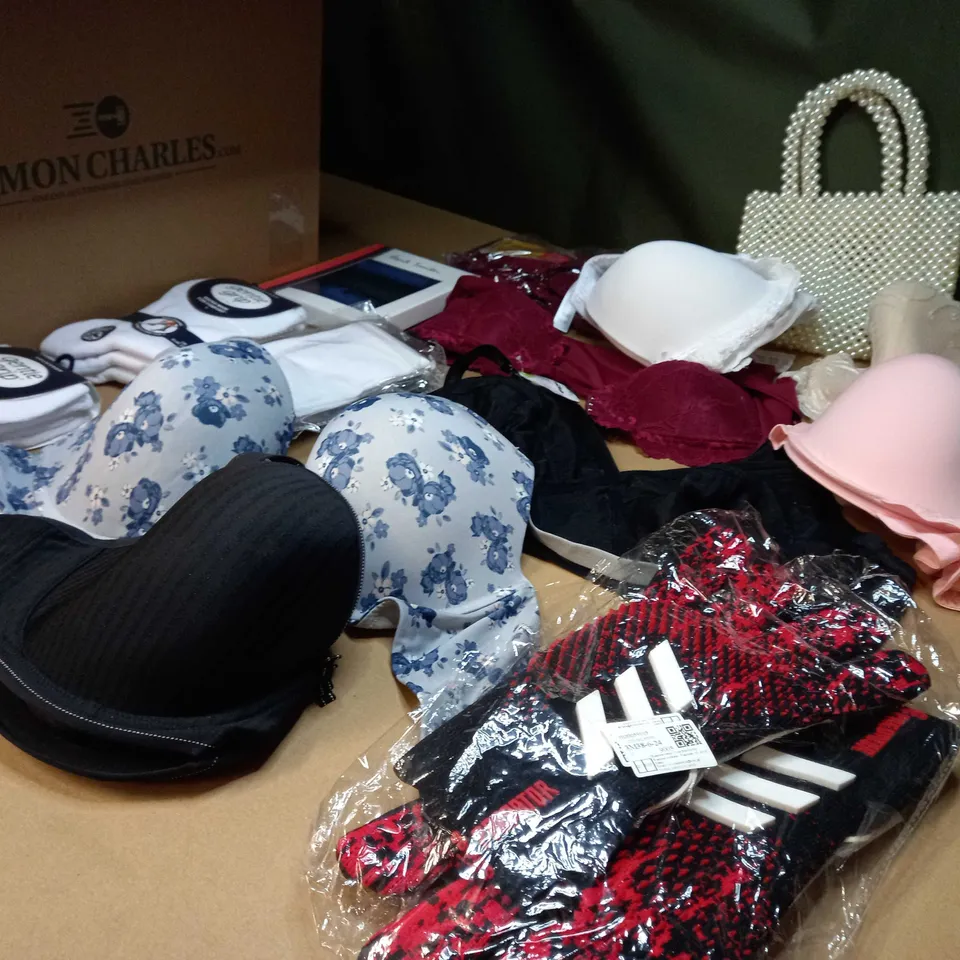 LOT OF APPROX. 15 ASSORTED CLOTHING ACCESSORIES  IN VARYING SIZES/COLOURS/STYLES TO INCLUDE: BRA'S, BOXERS, SOCKS