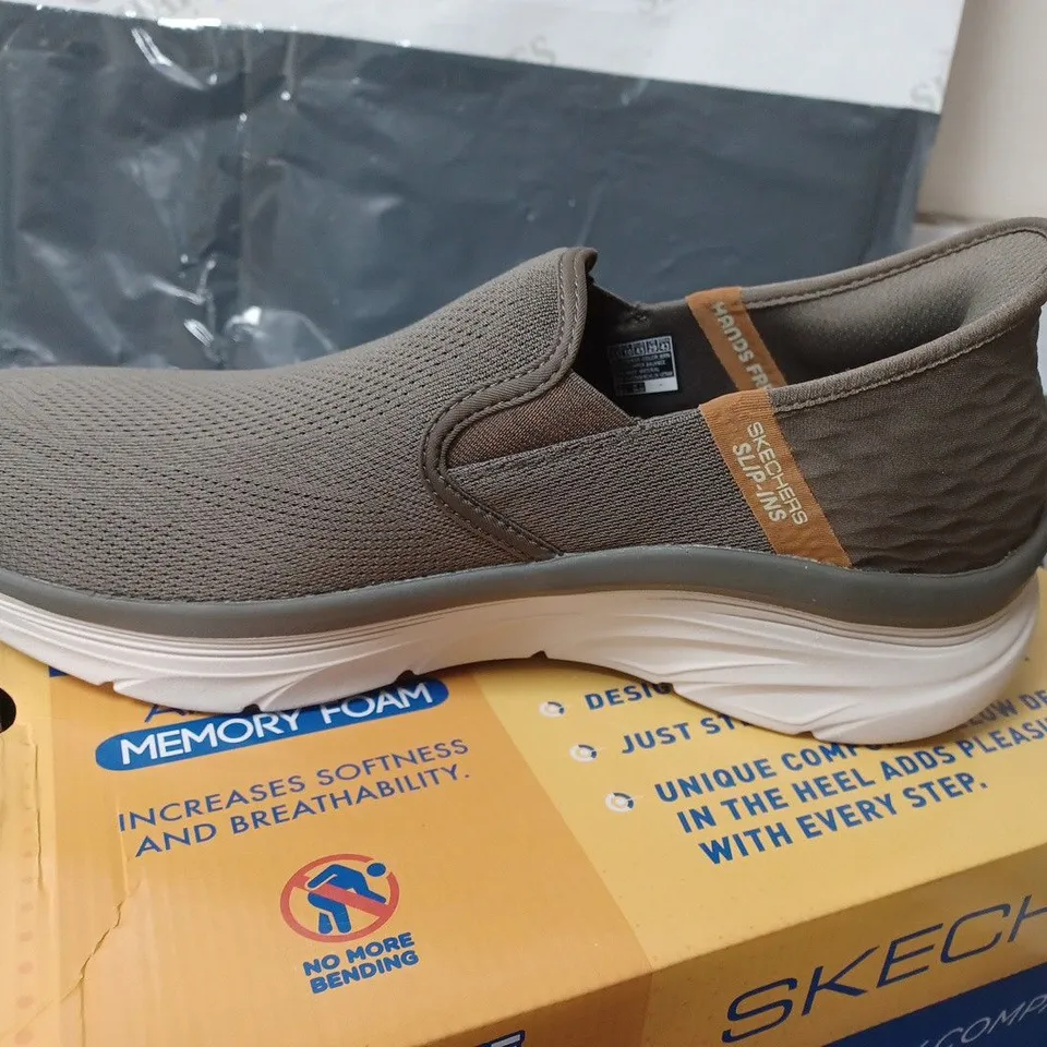 BOXED PAIR OF SKECHERS D'LUX WALKER SLIP-INS - LIGHT BROWN - SIZE 10 UK