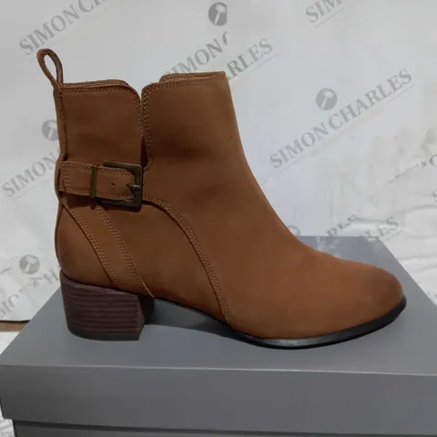 BOXED PAIR OF VIONIC SIENNA ANKLE BOOTS IN BROWN SIZE 6