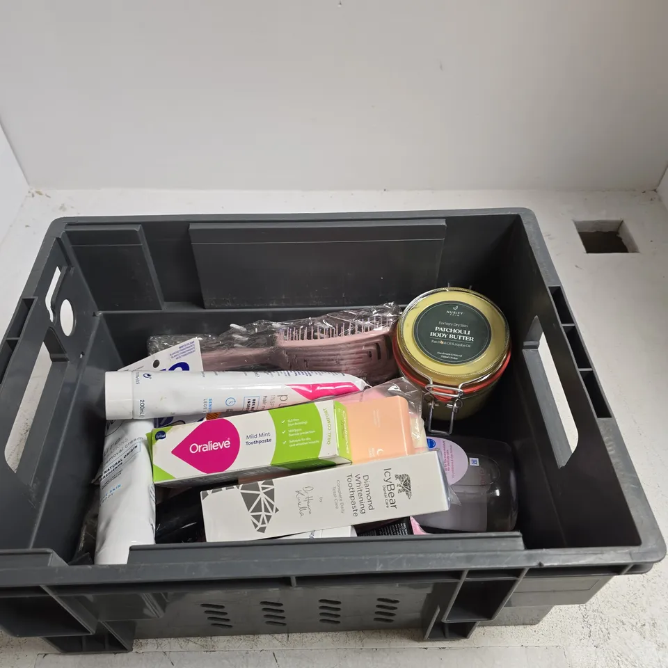 TOTE OF APPROXIMATELY 10 ASSORTED BEAUTY ITEMS INCLUDING NURIFY SKIN PATCHOULI BODY BUTTER, ELF CAMO CC CREAM AND MEDICUBE COLLAGEN NIGHT WRAPPING MASK