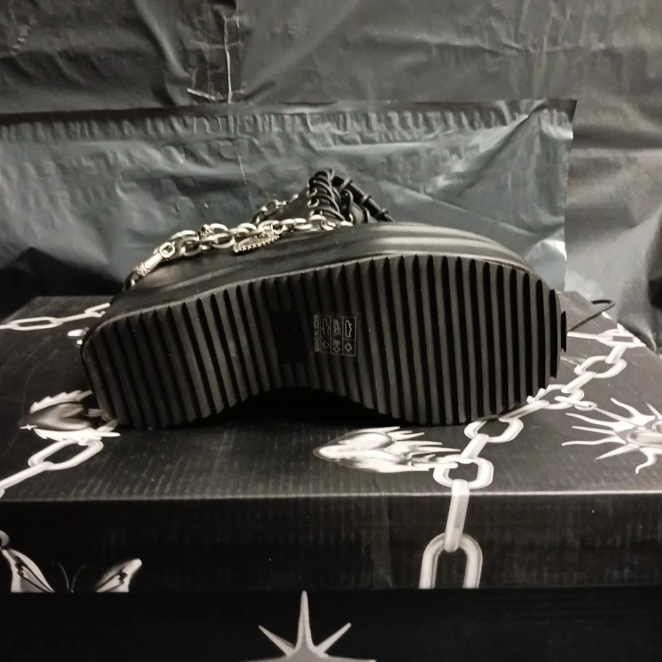 KOI BLACK LEATHER CHAIN-DETAIL PLATFORM BOOTS – WOMEN'S SIZE 3