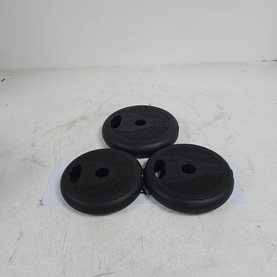 APPROXIMATELY 5 ASSORTED WEIGHTS TO INCLUDE 2KG, 1.5KG ETC