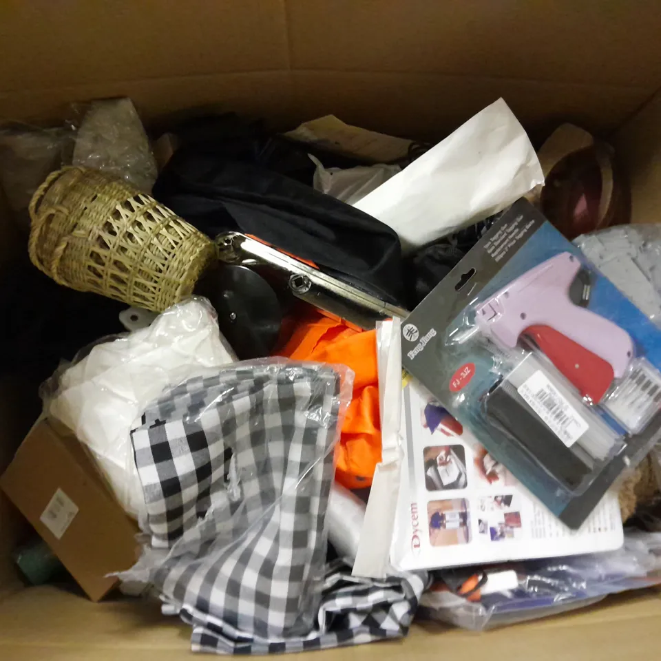 APROXIMATELY 20 ASSORTED HOUSEHOLD ITEMS TO INCLUDE SANDSTROM AERIAL LEAD WITH ADAPTOR, CASIO SCEINTIFIC CALCULATOR, EE ROUTER, ETC - COLLECTION ONLY