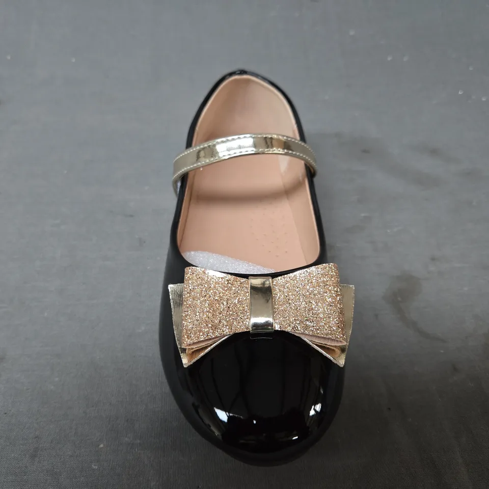 BOXED PAIR OF UNBRANDED SHOES IN GLOSSY BLACK W. GOLD GLITTER BOW DETAIL EU SIZE 35